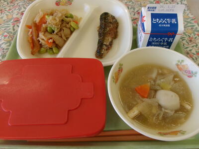 根菜のごま汁はにんじん、大根、ごぼうなどの野菜がたくさん入っています。根菜はおなかの調子を整えてくれたり、体を温めてくれます。また、すりごまがたくさん入っていることでビタミンAの吸収率が高まります！